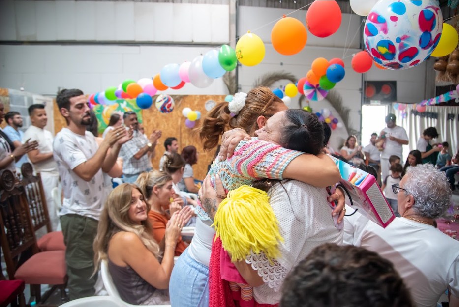 Abraço emocionado durante a festa dos Erês no terreiro